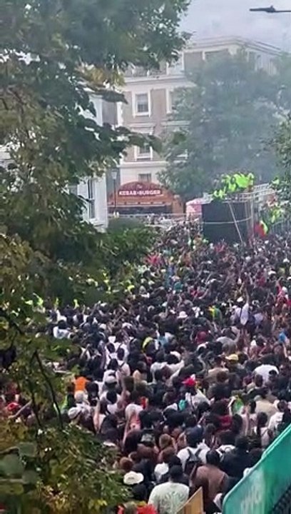 The crowd at the Notting Hill Carnival, London singing Burna Boy’s global hit “Last Last” with so much energy   Big Vibe!!   #burnaboy  #nottinghillcarnival  #london #burnaboygram