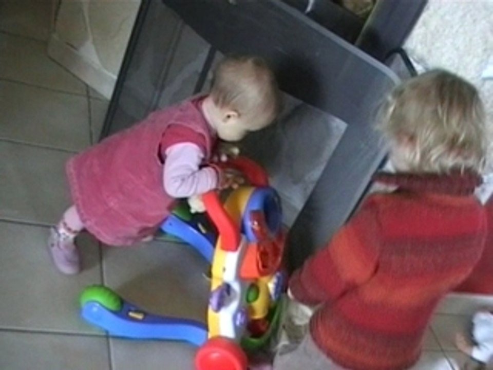 Clémence marche...enfin pas pour de vrai encore!