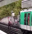 Paris : Les images d'un clandestin algérien de 26 ans, fiché S et connu des services de police, qui lance des pierres sur une rame de métro en criant 