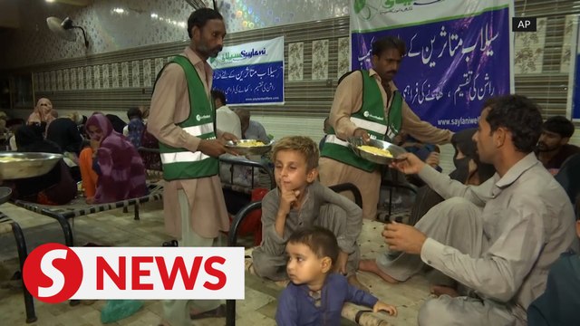 Pakistan charity provides free food to flood victims