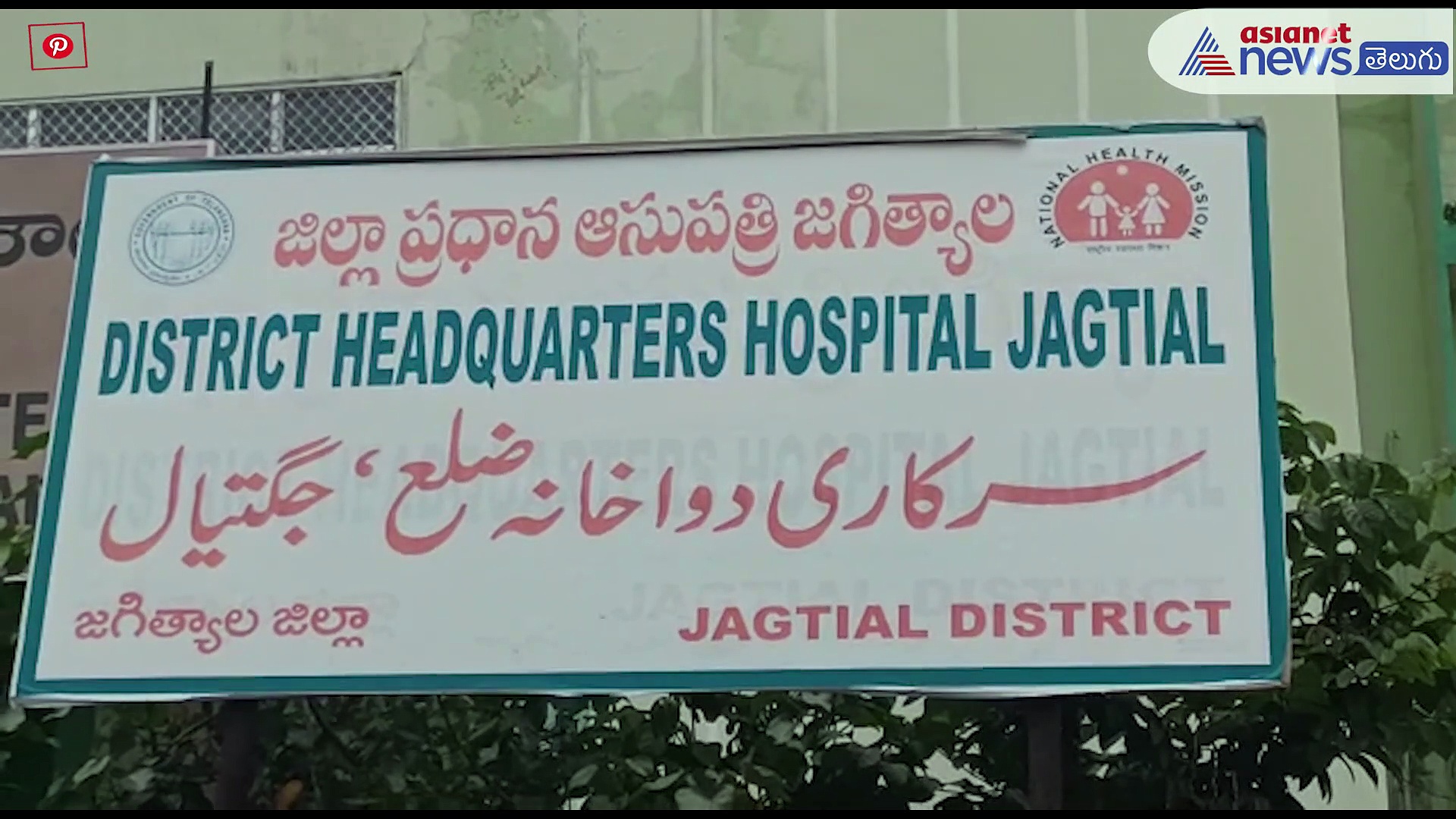 నడిరోడ్డుపై యువకుల వీరంగం...అందరిముందే ఇద్దరు సోదరులపై కత్తులతో దాడి 