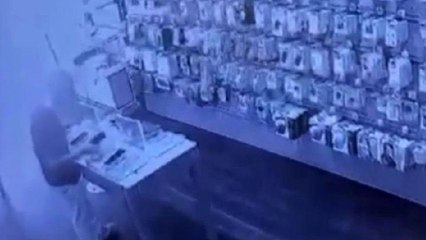 Bir çırpıda alarmı söküp telefonu çaldı