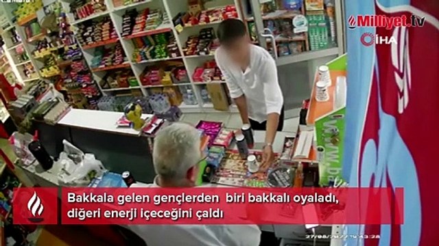Biri bakkalı oyaladı, diğeri enerji içeceğini çaldı