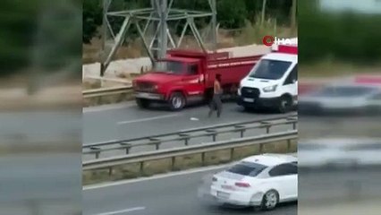 Çevre yolunda araçların arasında ölüme meydan okudu..