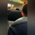 Uçakta sigara içmek isteyen yolcuyla uçuş görevlisi arasındaki diyalog gündem oldu