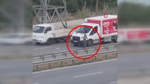 Hızla akan trafikte sürücülere zor anlar yaşatan kişi tehlikeye davetiye çıkardı