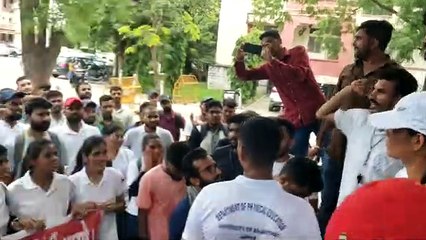 कुलपति सचिवालय पर प्रदर्शन- बीपीएड छात्रों ने की चौथे सेमेस्टर की परीक्षाएं करवाने की मांग
