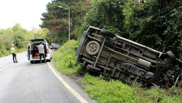 Minibüs şarampole devrildi