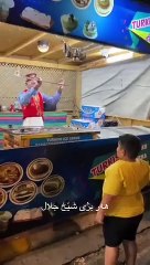 Un enfant n'a pas le temps de rigoler avec un marchand de glace blagueur