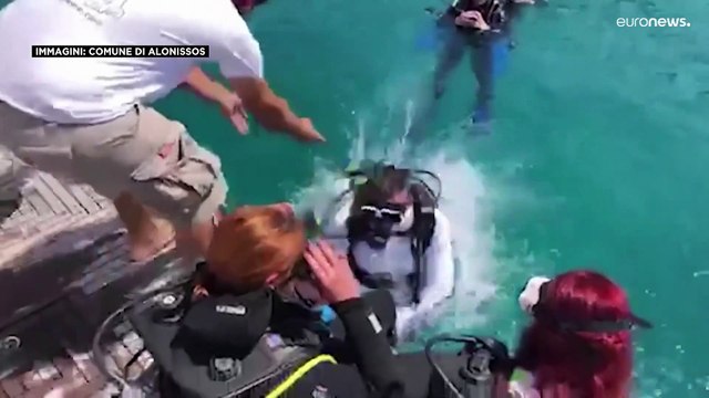 Grecia, un matrimonio immersi nelle acque blu di Alonissos