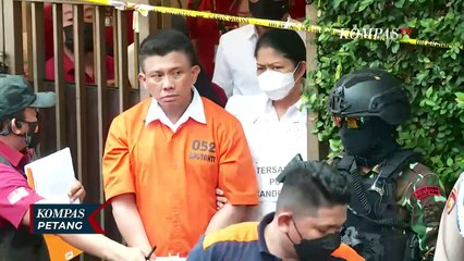 Momen Putri Chandrawathi Pasangkan Masker ke Ferdy Sambo Sebelum Berpisah