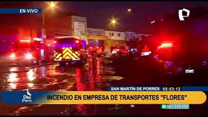 Más de 5 detonaciones en SMP: Reportan gran incendio en cochera de empresa Flores