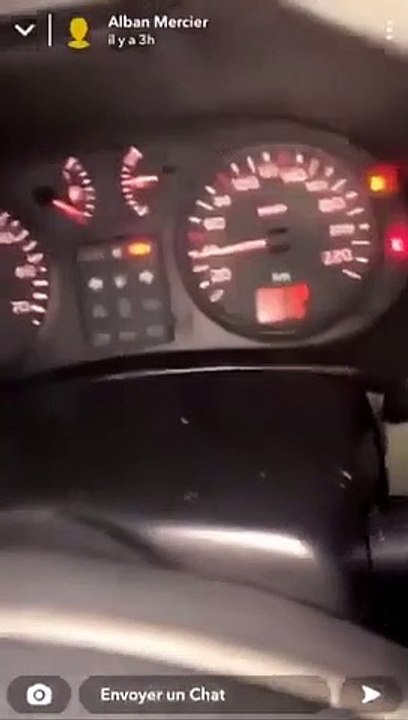 Ce conducteur rentre ivre de soirée et prend un inconnu bizarre en stop sur le chemin