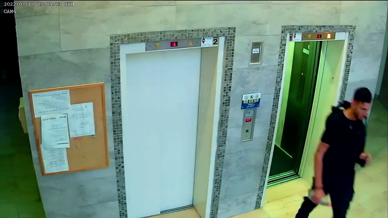 Israël Un policier sauve un chien bloqué par sa laisse dans les portes d'un ascenseur