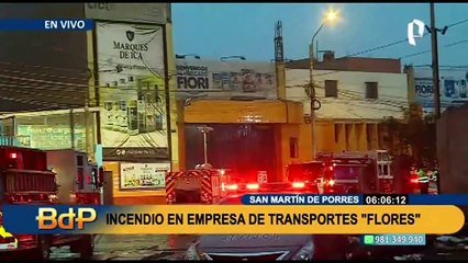 Download Video: Siniestro habría sido provocado: Reportan gran incendio en cochera de empresa Flores