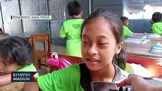 Sekolah Rusak Siswa Belajar Di Tenda