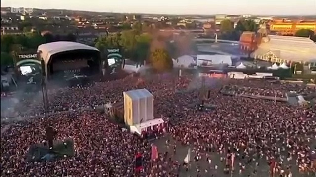 Arctic Monkeys chante "Brianstorm" et "The View From The Afternoon" en live