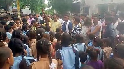 Students ने स्कूल गेट पर ताला जड़ किया प्रदर्शन