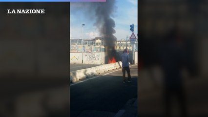 Fumo e fiamme, paura a Rifredi: a fuoco un furgoncino