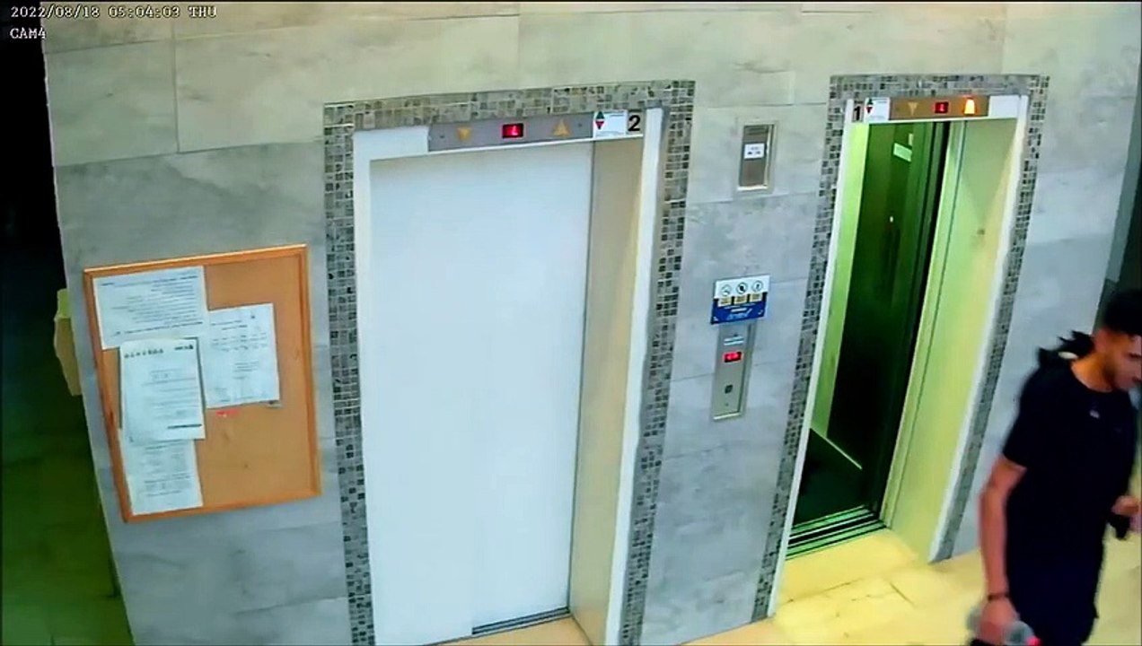 Un policier sauve un chien piégé par sa laisse dans un ascenseur