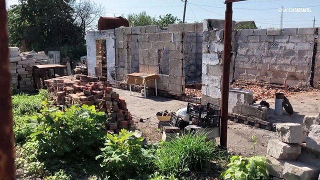 Украина: 12-летний мальчик продаёт молоко, чтобы собрать деньги на лечение раненой матери