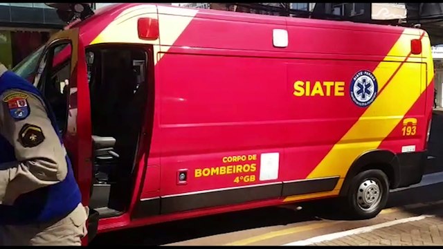 Três veículos se envolvem em colisão na Rua Paraná e motociclista fica ferido