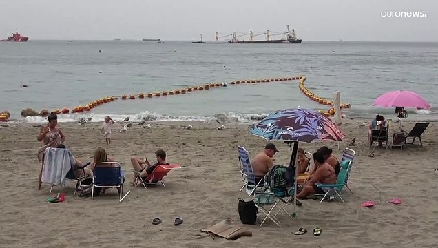 Choque de buques en Gibraltar | Un enorme carguero queda varado frente a la costa