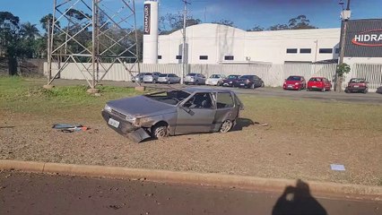 Perseguição em Arapongas termina com capotamento em Apucarana