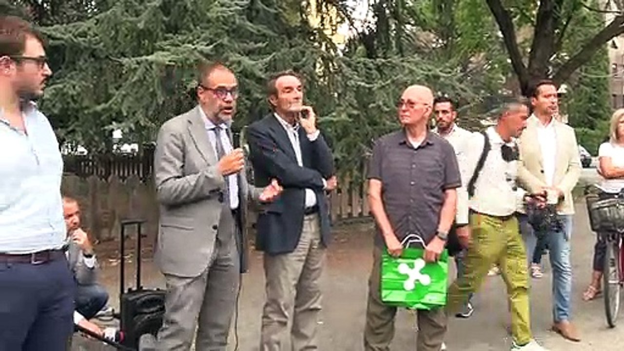 Via Salomone, manifestazione dopo raid punitivo contro anziano: "Non sei solo"