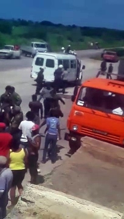 Mordida de perro y represión a cubanos en el CEPEN