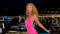 Wenig Platz für Fantasie: Anna Ermakova im knallengen Barbie-Kleid