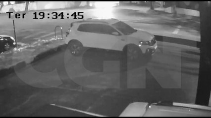 Câmera registra acidente entre Kombi e motocicleta no Centro