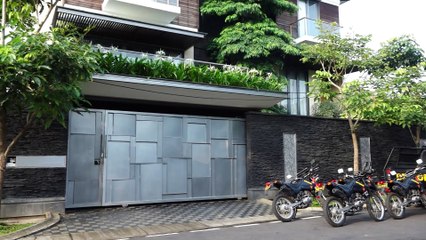 Momen Menarik Ferdy Sambo Peluk Istrinya Usai Rekontruksi