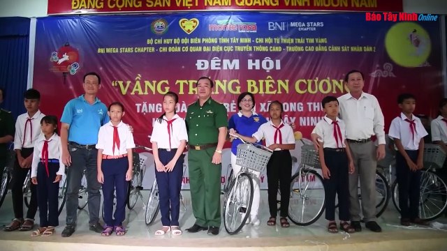 “Nâng bước em tới trường” và “Con nuôi đồn biên phòng”… một chương trình nhân văn