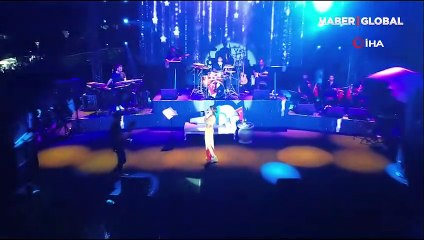 Yıldız Tilbe sahne aldı, o ilde hayat durdu! 100 bin kişi akın etti