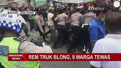 Terbaru, Petugas Tengah Berupaya Evakuasi Tiang yang Ambruk...