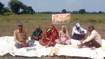 महिला किसान ने अपने खेत पर परिवार के साथ शुरू की भूख हड़ताल