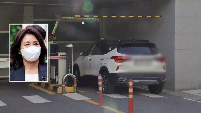 '법인카드 유용 의혹' 김혜경, 3시간 검찰 조사 마치고 귀가 / YTN