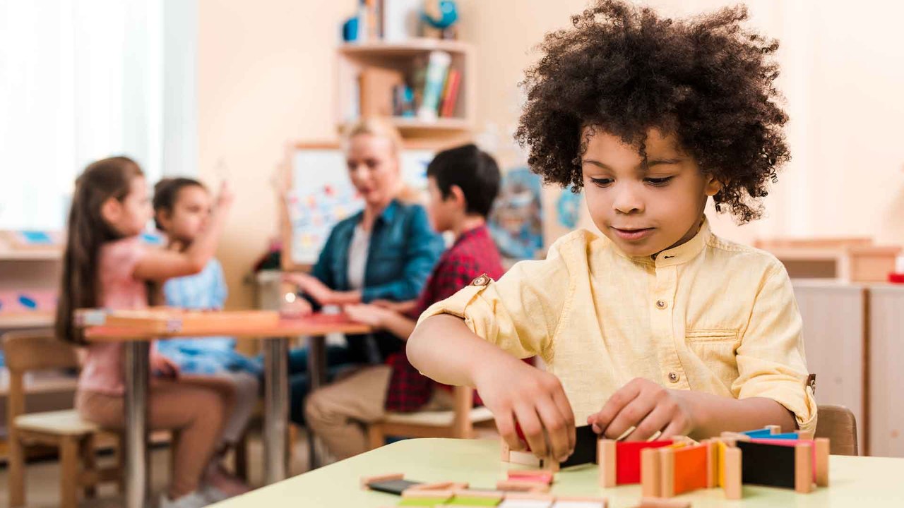 Montessori-Pädagogik: Vor- & Nachteile der Lernmethode