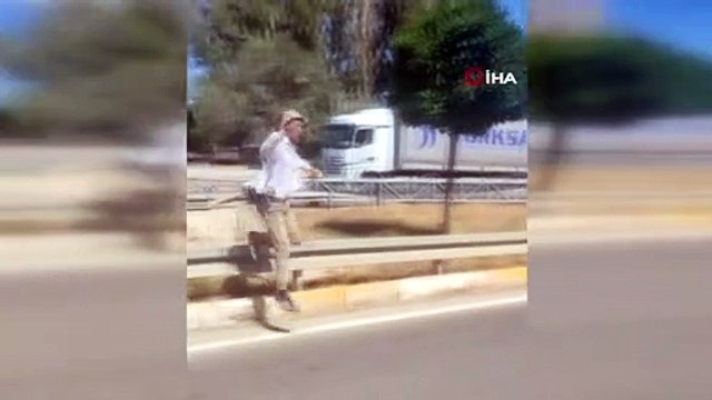 Damperi açık unutulan TIR, direğe çarptıktan sonra yan yattı