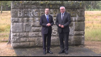 Isaac Herzog in visita al campo di sterminio di Bergen-Belsen