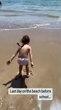 Adriana Karembeu : derniers instants sur la plage avec sa fille Nina avant la rentrée