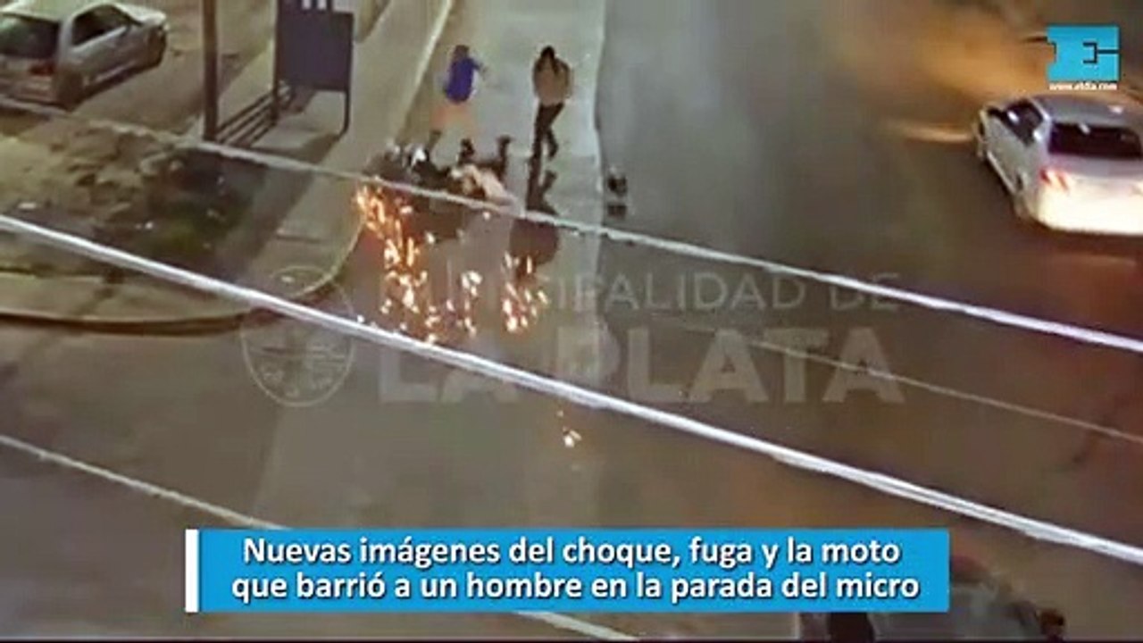 Nuevas imágenes del choque, fuga y la moto que barrió a un hombre en la parada del micro