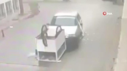 Son dakika haber: İnanılmaz kaza kamerada...Ekmek teknesinin altında kaldı