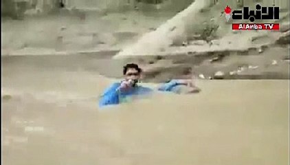 مذيع يقدم تقريره "من قلب الفيضانات".. قبل أن تجرفه المياه