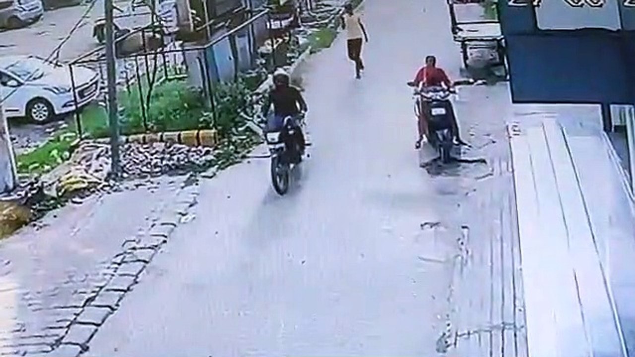 स्कूटी से बेटे को लेकर घर जा रही थी महिला, तभी बाइक सवार बदमाशों ने तोड़ी चेन