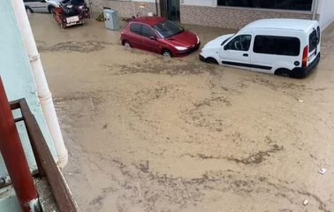 Dolu ve sağanak sonrası sokakları su bastı
