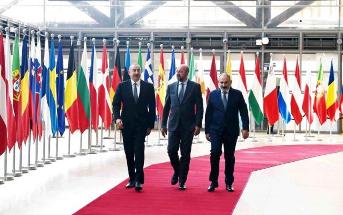 Aliyev, Paşinyan ve Michel'den üçlü zirve