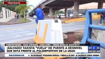 ¡Salvado de milagro! Taxista se salta mediana, arranca barreras y “vuela” desde puente a desnivel en TGU