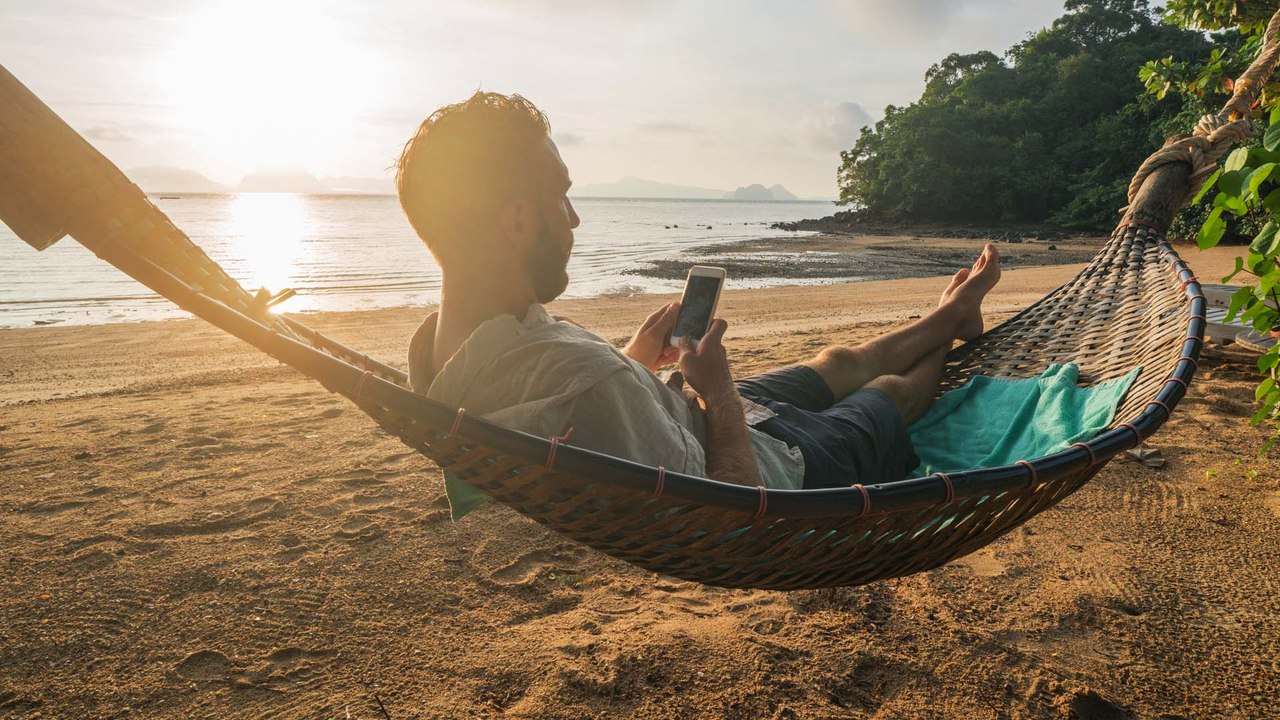 Laut Arbeitsrecht: Muss ich im Urlaub erreichbar sein?